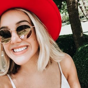 Meet your Posher, Carlie